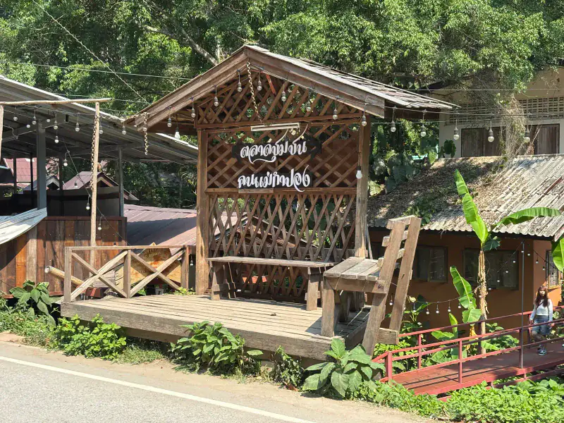 ระเบียงไม้จิบชากลางหมอก — หมู่บ้านแม่กำปอง Mae Kampong Village เชียงใหม่ ประเทศไทย