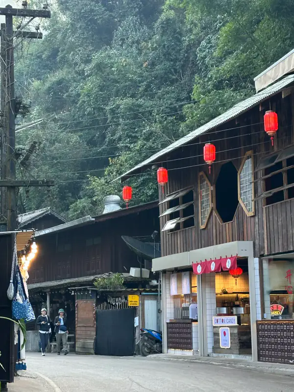 นักท่องเที่ยวชมพระอาทิตย์ขึ้น — หมู่บ้านแม่กำปอง Mae Kampong Village เชียงใหม่ ประเทศไทย